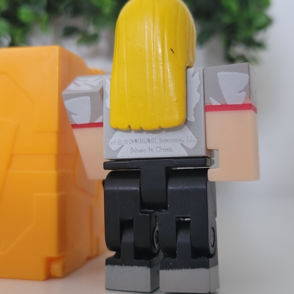 Roblox Toy Figure with Yellow Hair - Picture 5 of 6